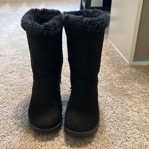 Girls size 1 black boots.